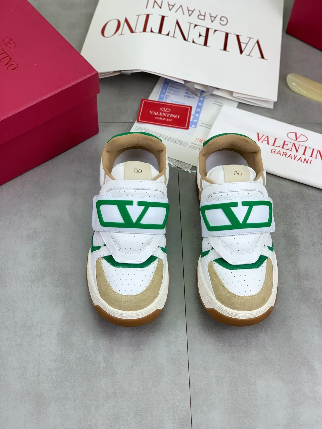 Men's men's shoes 💰P680 New Valentino 𝑶𝒏𝒆𝑺𝒕𝒖𝒅 Couple's sports shoes series Valentino 2025 new couple's sports shoes are on sale. The original ZP purchase and dismantling. Repeated pattern making and modification. 1:1 restoration! Top luxury masterpiece Velcro design Soft and comfortable imported calfskin brings excellent elegant texture and excellent on-foot comfort Top purchasing version upper: imported calfskin surface/original oil edge craftsmanship Lining: water-dyed sheepskin lining Outsole: original development 𝐓𝐏𝐔 two-color combination outsole Packaging: original configuration complete package Code number: 35-46